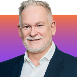 Jürgen Fiedler, Vorstand, CRO, auf farbigem Hintergrund