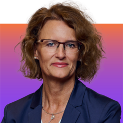 Geschäftsführerin FNZ CC Sabine Sinowetz auf farbenfrohem Hintergrund