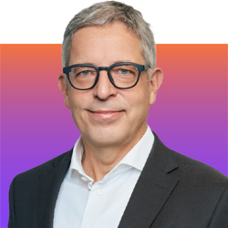 Vorstand Philip Laucks auf farbenfrohem Hintergrund