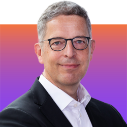 Philip Laucks Vorstand Philip Laucks auf farbenfrohem Hintergrund