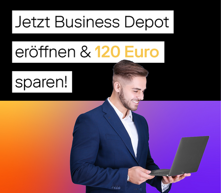 Mann blickt auf Computer und freut sich über 120 € Sparpotential beim Business Depot