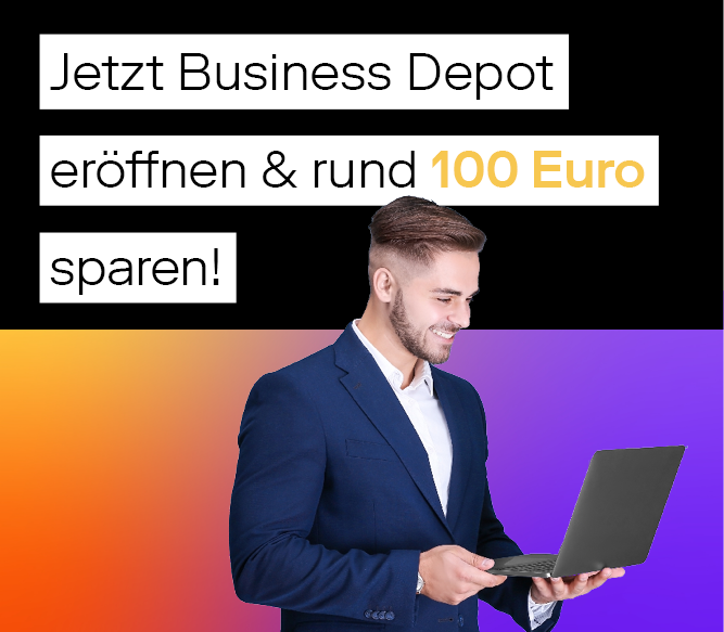 Mann blickt auf Computer und freut sich über 100 € Sparpotential beim Business Depot