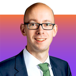 Generalbevollmächtigter Jürgen-Hendrik Kuhn auf farbenfrohem Hintergrund