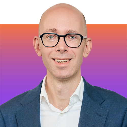Generalbevollmächtigter Jürgen-Hendrik Kuhn auf farbenfrohem Hintergrund