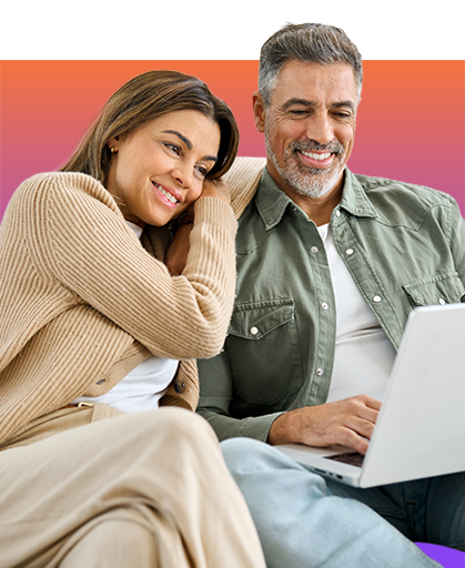 Lächelndes Paar mit Laptop auf dem Sofa